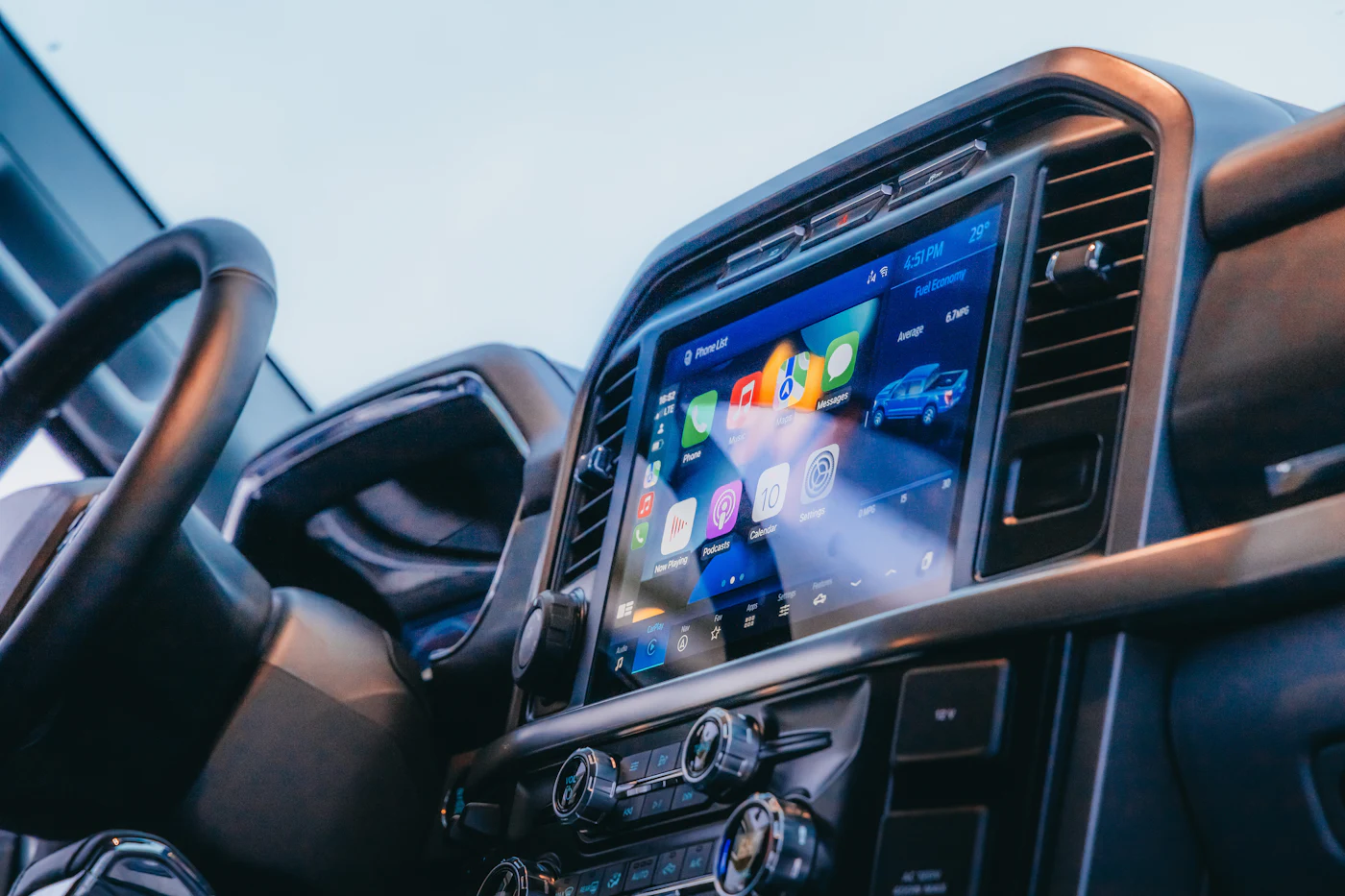 Tableau de bord d'une voiture récente avec grand écran tactile