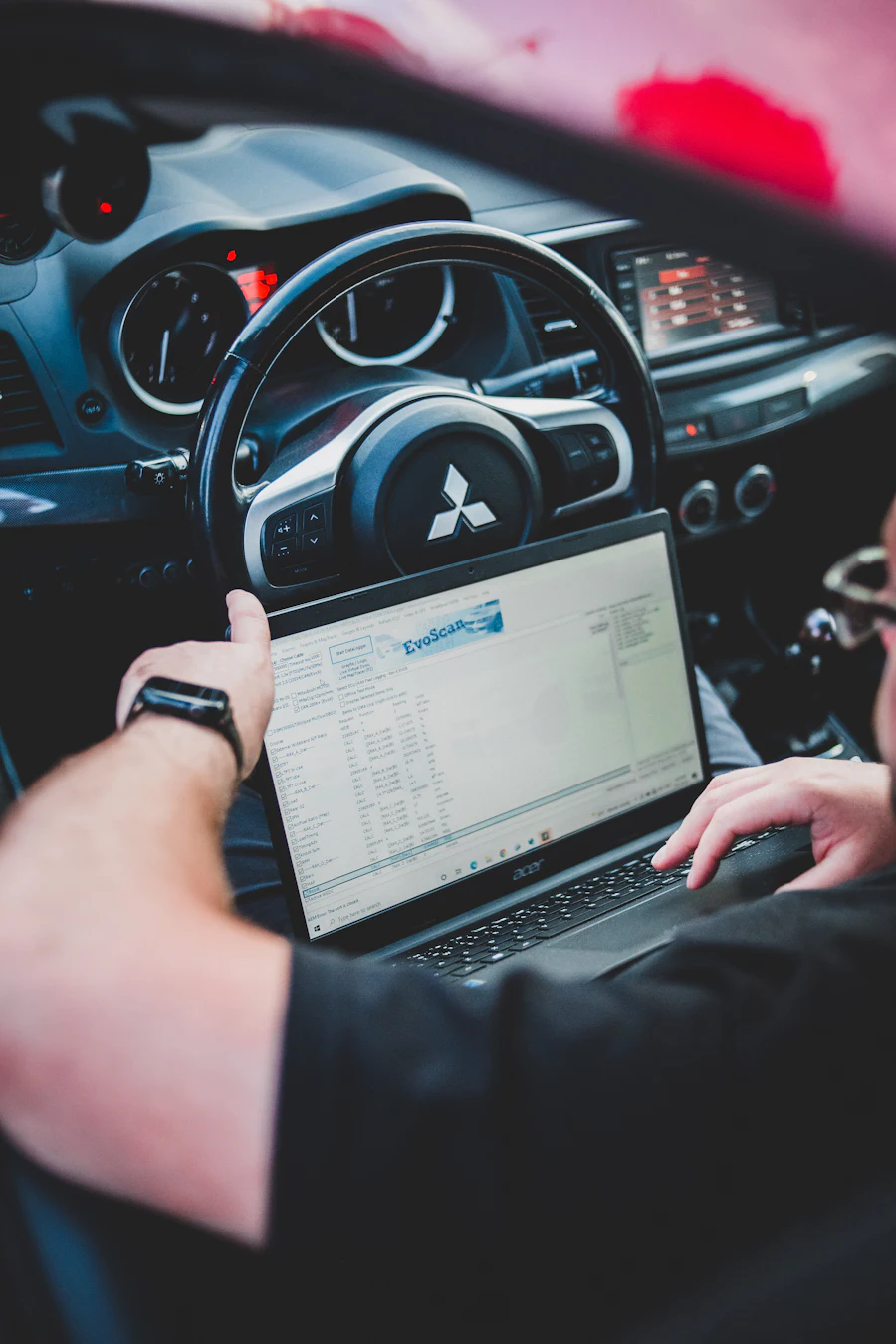 Ordinateur branché sur la prise OBD pour lire le calculateur