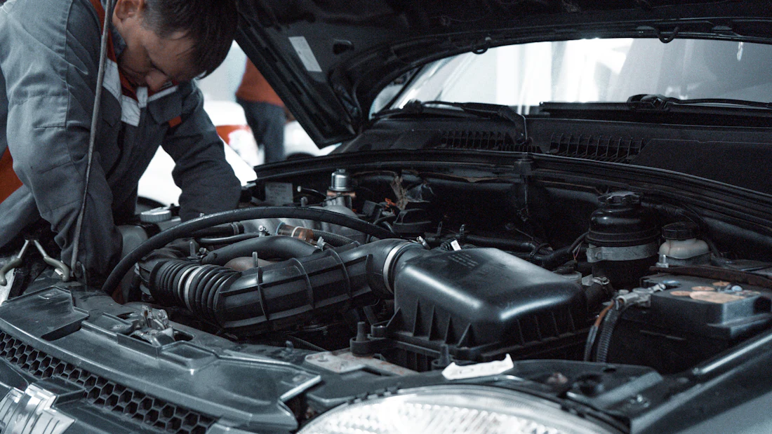 Contrôle sous le capot d'une voiture